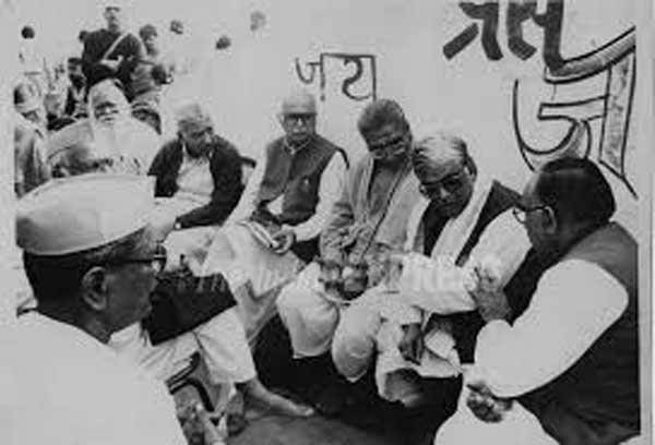 अहमद ने अपनी याचिका में आरोप लगाया है कि केंद्र में सरकार बदलने के चलते सीबीआई अपना रूख नरम कर सकती है। इससे पहले सीबीआई बाबरी मस्जिद विध्वंस मामले में आडवाणी और 19 अन्य के खिलाफ षड़यंत्र के आरोप हटाने संबंधी इलाहाबाद उच्च न्यायालय के फैसले के खिलाफ उच्चतम न्यायालय गई थी। (एक्सप्रेस फोटो)