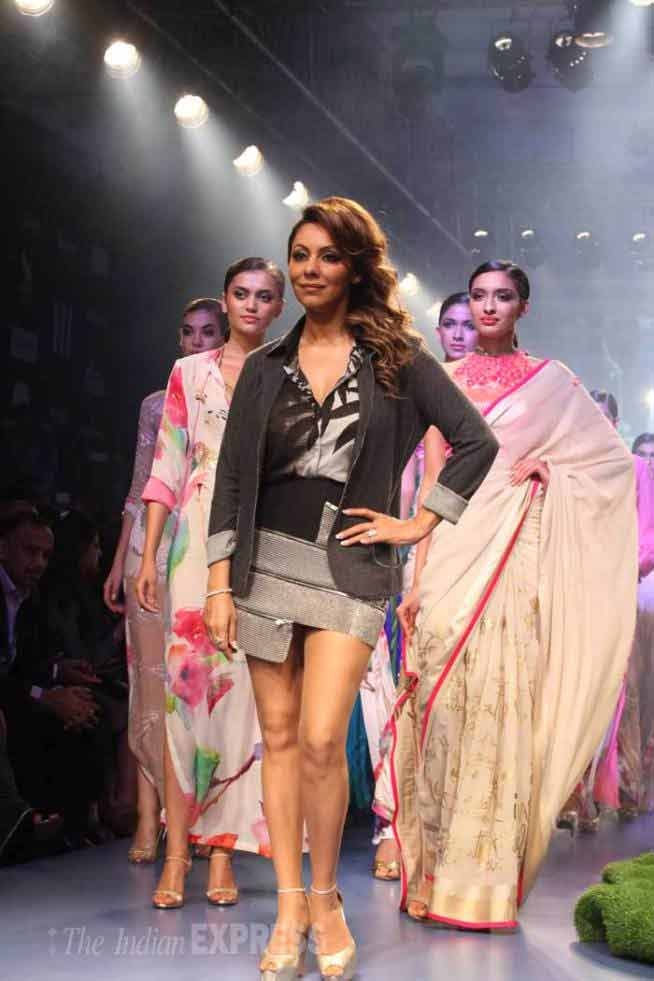shah rukh khan, srk, srk gauri khan, gauri khan, adhuna akhtar, Lakme India Fashion Week, Lakme Fashion Week, Lakme Fashion Week 2015, Zarine Khan, gauri khan designs, gauri khan lfw, lfw 2015, adhuna akhtar lfw, lfw 2015 models