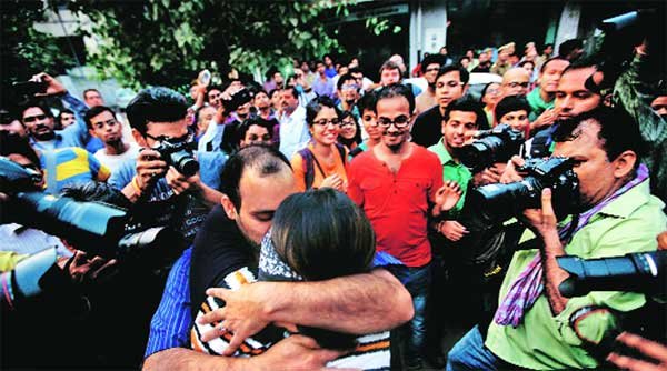 इससे स्थानीय लोग परेशान थे। गांव में सिर्फ चूमने ही नहीं बल्कि, शराब पीने और तेज आवाज में संगीत बजाने पर भी पाबंदी लगाई गई है। (एक्सप्रेस फोटो)