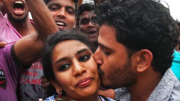 प्रतिबंध की घोषणा के तौर पर गांव में पोस्टर चिपकाए गए हैं और इसके सोशल मीडिया में आने से यह बात फैली। पोस्टर में लिखा गया है कि किसी तरह का उत्पात न मचाएं। पर्यटक हमारे गांव को स्वच्छ रखें। शराब पीना, धुम्रपान करना, तेज आवाज में संगीत बजाना, सार्वजनिक स्थल पर चूमना प्रतिबंधित है। (एक्सप्रेस फोटो)