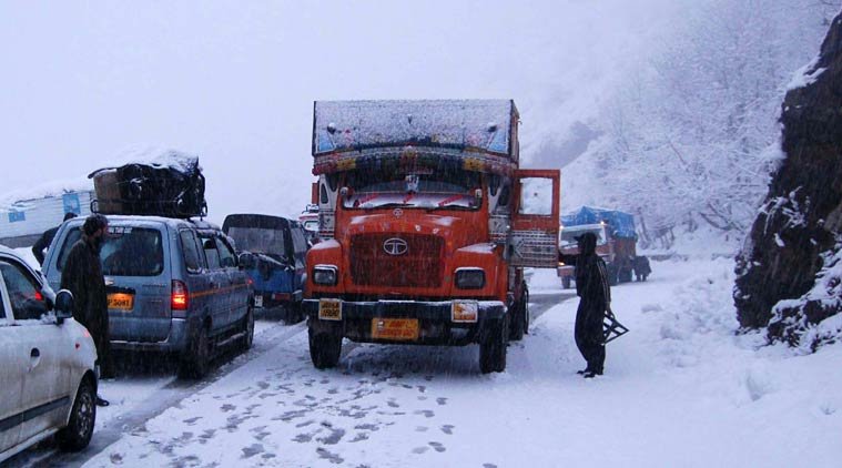 jammu highway, jammu-srinagar highway, srinagar jammu national highway, kashmir highway. kashmir snow, blocked highway, kashmir snow block highway, kashmir new, jammu news, srinagar news, india news