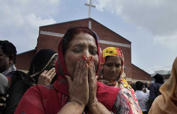 पाकिस्तान के लाहौर में बसी देश की सबसे बड़ी ईसाई कालोनी में रविवार को दो गिरजाघरों में प्रार्थना के दौरान तालिबान के आत्मघाती हमलों में 15 लोग मारे गए और 80 अन्य घायल हो गए। इन हमलों के बाद गुस्साए ईसाइयों ने शहर में कई जगह प्रदर्शन करते हुए सड़के जाम कर दीं। (फोटो: एपी)