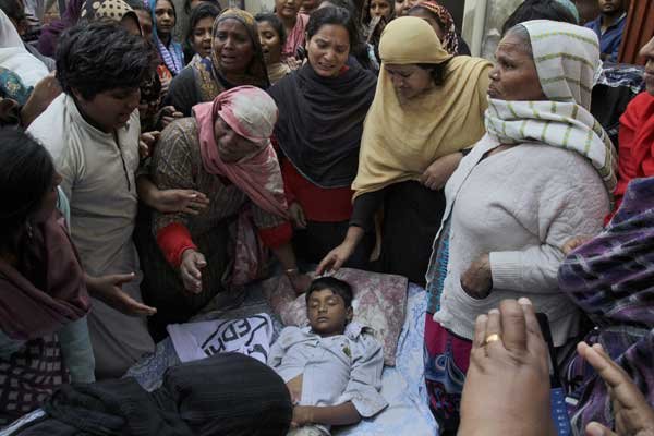 पाकिस्तान के सबसे बड़े ईसाई रिहायशी इलाके योहानाबाद में दस लाख लोग रहते हैं और यहां 150 से ज्यादा चर्च हैं। (फोटो: एपी)