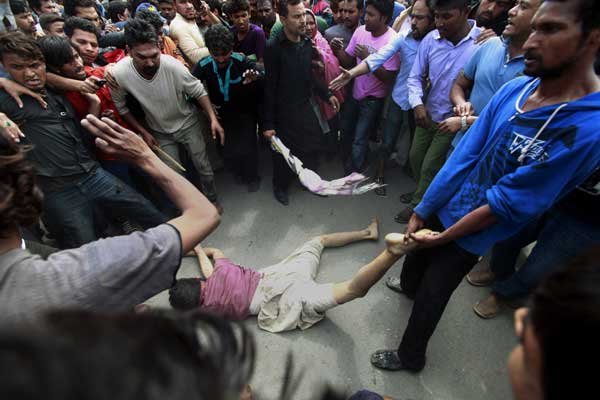 स्थानीय ईसाई नेता असलम परवेज सहोत्रा ने कहा-‘योहानाबाद ईसाई कालोनी में क्राइस्ट चर्च और कैथोलिक चर्च में रविवार की प्रार्थना सभा चल रही थी, तभी दोनों आत्मघाती हमलावर वहां पहुंचे और चर्च में घुसने की कोशिश की। हालांकि जब सुरक्षाकर्मियों ने उन्हें वहां घुसने से रोका तो उन्होंने वहीं विस्फोट कर दिया।’ उन्होंने बताया कि घटना के समय चर्चों में बड़ी संख्या में लोग थे। (फोटो: एपी)