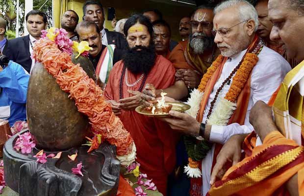 pm narendra modi, modi offers prayers, ganga talao, mauritius, modi mauritius tour
