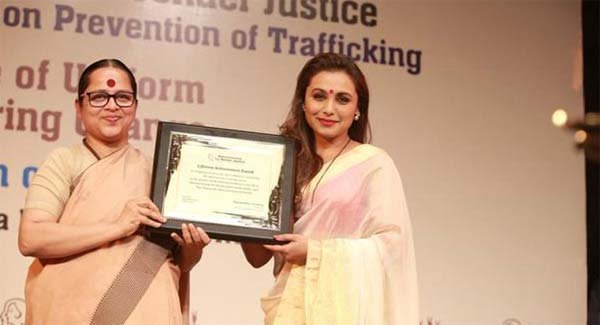 रानी मुखर्जी को नई दिल्ली में सम्मानित किया गया। रानी ने एक बयान में कहा, ‘‘यह देखकर बहुत अच्छा लगता है कि फिल्म को न केवल दुनियाभर में दर्शकों ने सराहा, बल्कि इसने फिल्म निर्माण के क्षेत्र का भी मान बढ़ाया है और एक ऐसी फिल्म बन गई है, जो उन लोगों को प्रेरित करती है, जो वर्षो से बाल तस्करी रोकने की दिशा में अथक काम कर रहे हैं, जो असली नायक हैं।’’ (फोटो: बॉलीवुड हंगामा)