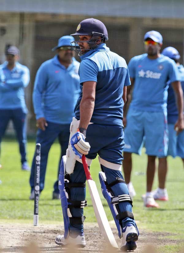 उन्होंने कहा ,‘‘ जिस दिन से हम आये हैं, वे कड़ी मेहनत कर रहे हैं । लगातार चार महीने खेलना आसान नहीं है, खासकर तेज गेंदबाजों के लिये । ये लोग मेहनत करते हैं, तभी हम मैदान पर उतर पाते हैं।’’ (फोटो: एपी)