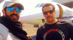 सलमान के लिए करण गा रहे गाना: ‘इंतज़ार कब तक हम करेंगे भला…’