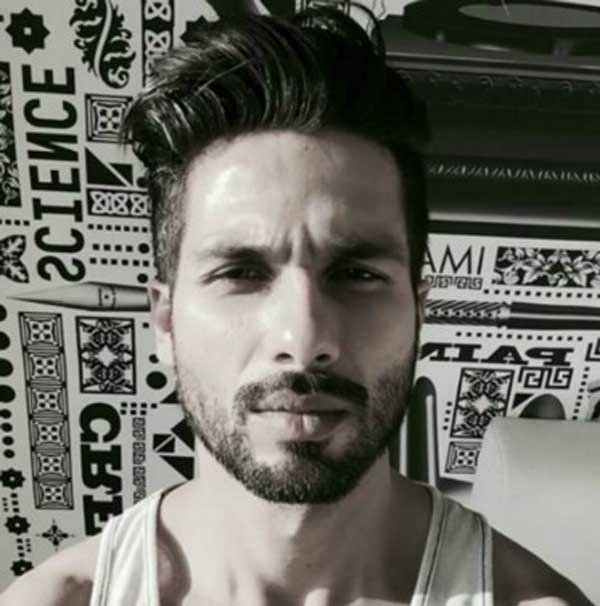 अभिषेक चौबे निर्देशित 'उड़ता पंजाब' पंजाब के मादक पदार्थो की गिरफ्त में होने की कहानी कहती है. इसमें करीना कपूर, आलिया भट्ट एवं चर्चित पंजाबी गायक व अभिनेता दलजीत दोसांझ भी हैं। (फोटो: बॉलीवुड हंगामा)