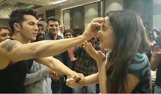 यह देखिए किस तरह 'बदलापुर' के राजा वरूण धवन लगा रहे श्रद्धा कपूर के चेहरे पर केक।