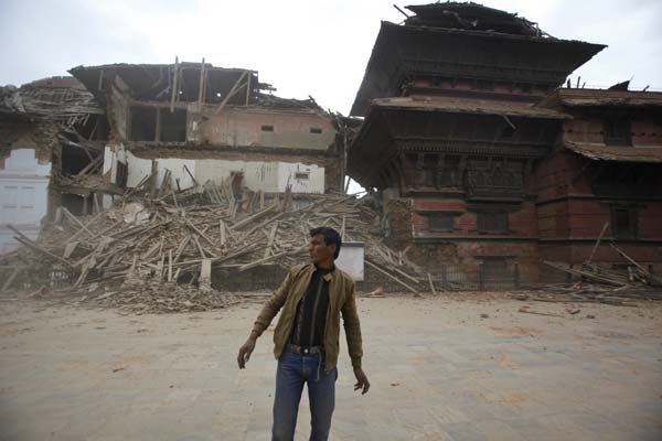 नेपाल में भूकंप से आई त्रासदी का भयावह नज़ारा। (फ़ोटो-एपी)