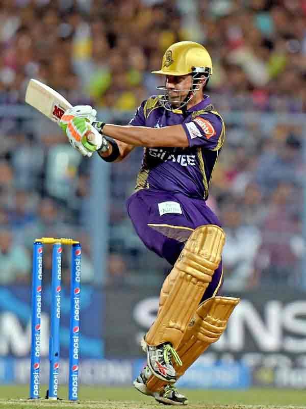 KKR vs MI: कोलकाता के ईडन गार्डंस मैदान पर बुधवार को खेले गए आईपीएल 8 के पहले मैच में मुंबई इंडियंस के खिलाफ़ शॉट खेलते कोलकाता नाइट राइडर्स के कप्तान गौतम गंभीर। उन्होंने 43 गेंदों में 7 चौके और 1 छक्के की मदद से 57 रन बनाए। (स्रोत-पीटीआई)