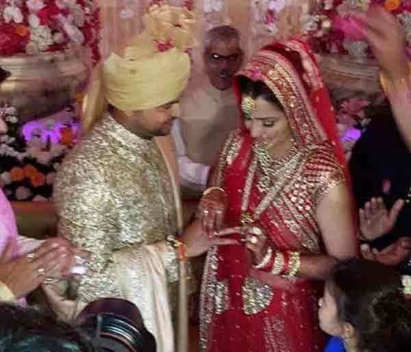 suresh raina, suresh raina wedding, suresh raina wedding pictures, raina wedding pictures, ms dhoni, sakshi dhoni, shikhar dhawan, virender sehwag, mohd kaif, stephen fleming, anupam kher, n srinivasan, akhilesh yadav, raina pictures, dhoni raina pictures