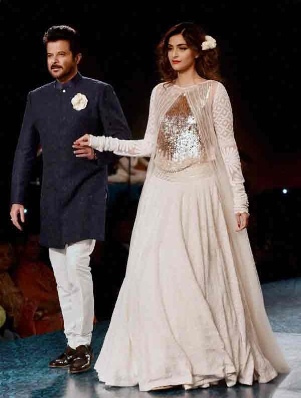 Amitabh Bachchan, Jaya Bachchan, Abhishek Bachchan, mijwan fashion show, mijwan fashion show 2015, annual mijwan fashion show, big b, amitabh bachchan on ramp, amirabh bachchan shweta nanda, abhishek bachchan on ramp, sonakshi sinha, shatrughan sinha, bachchans on ramp, shabana azmi, sonam kapoor, anil kapoor, farhan akhtar, javed akhtar, ramp wald, celebrities ramp walk