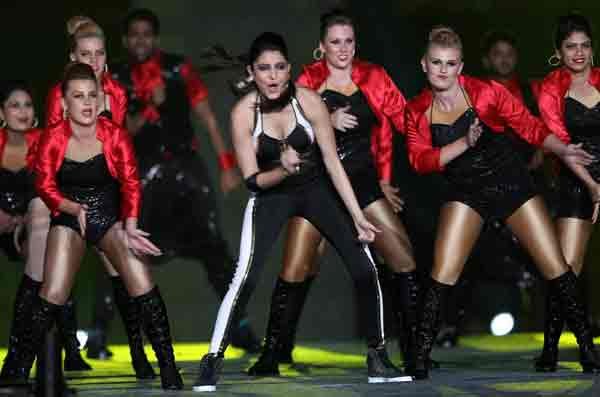IPL 8, virat kohli, anushka sharma, anuska, anushka virat, anushka sharma performance, anushka sharma at ipl inauguration, anushka dances at IPL 8, anushka sharma dance, virat watches anushka, cricketer virat kohli, actress anushka sharma, entertainment news