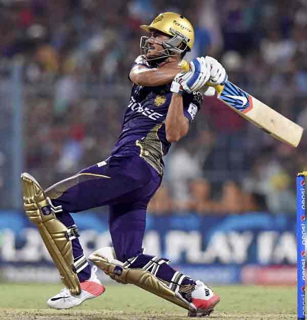 KKR vs MI: कोलकाता के ईडन गार्डंस मैदान पर बुधवार को खेले गए आईपीएल 8 के पहले मैच में मुंबई इंडियंस के खिलाफ़ शॉट खेलते कोलकाता नाइट राइडर्स के मनीष पांडे। उन्होंने 24 गेंदों में 2 चौके और 3 छक्के की मदद से 40 रन बनाए। (स्रोत-पीटीआई)