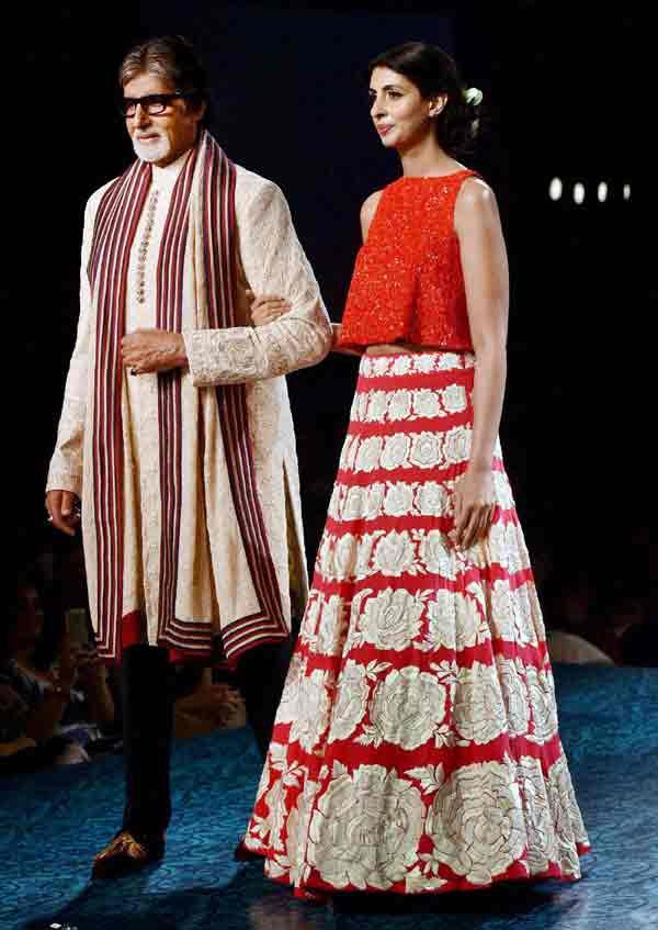 Amitabh Bachchan, Jaya Bachchan, Abhishek Bachchan, mijwan fashion show, mijwan fashion show 2015, annual mijwan fashion show, big b, amitabh bachchan on ramp, amirabh bachchan shweta nanda, abhishek bachchan on ramp, sonakshi sinha, shatrughan sinha, bachchans on ramp, shabana azmi, sonam kapoor, anil kapoor, farhan akhtar, javed akhtar, ramp wald, celebrities ramp walk
