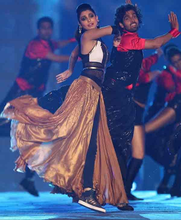 IPL 8, virat kohli, anushka sharma, anuska, anushka virat, anushka sharma performance, anushka sharma at ipl inauguration, anushka dances at IPL 8, anushka sharma dance, virat watches anushka, cricketer virat kohli, actress anushka sharma, entertainment news