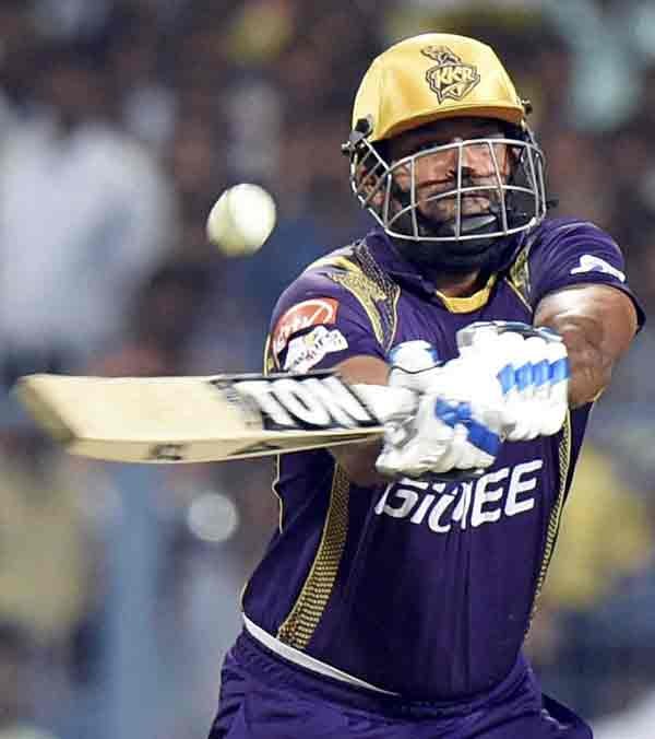 KKR vs MI: कोलकाता के ईडन गार्डंस मैदान पर बुधवार को खेले गए आईपीएल 8 के पहले मैच में मुंबई इंडियंस के खिलाफ़ शॉट खेलते कोलकाता नाइट राइडर्स के यूसुफ पठान। उन्होंने 12 गेंदों में 1 चौके और 1 छक्के की मदद से नाबाद 14 रन बनाए। (स्रोत-पीटीआई)