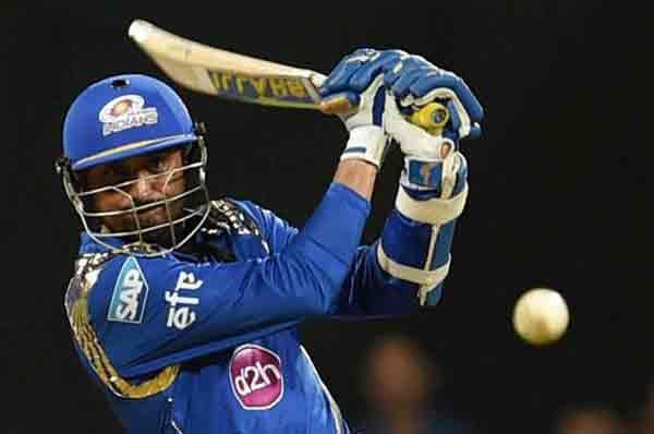 KXIP vs MI: मुंबई में रविवार को खेले गए आईपीएल मैच में किंग्स इलेवन पंजाब के खिलाफ शॉट खेलते मुंबई इंडियंस के बल्लेबाज़ हरभजन सिंह। हरभजन ने 24 गेंदों में 64 रनों की आतिशी पारी खेली। (स्रोत-पीटीआई)