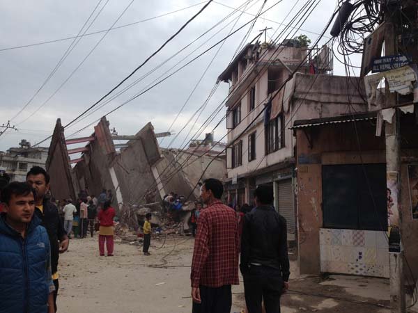 नेपाल में भूकंप से आई त्रासदी का भयावह नज़ारा। (फ़ोटो-एपी)
