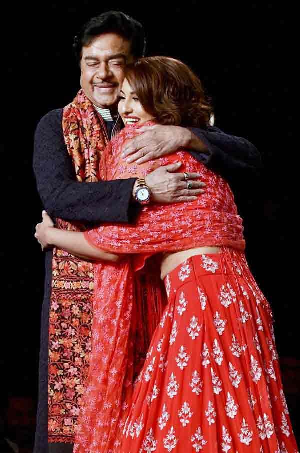Amitabh Bachchan, Jaya Bachchan, Abhishek Bachchan, mijwan fashion show, mijwan fashion show 2015, annual mijwan fashion show, big b, amitabh bachchan on ramp, amirabh bachchan shweta nanda, abhishek bachchan on ramp, sonakshi sinha, shatrughan sinha, bachchans on ramp, shabana azmi, sonam kapoor, anil kapoor, farhan akhtar, javed akhtar, ramp wald, celebrities ramp walk