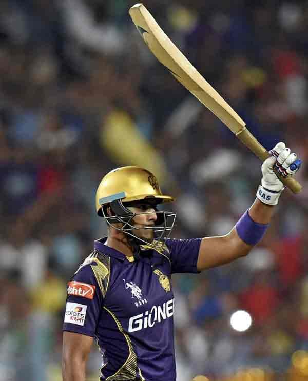 KKR vs MI: कोलकाता के ईडन गार्डंस मैदान पर बुधवार को खेले गए आईपीएल 8 के पहले मैच में मुंबई इंडियंस के खिलाफ़ विजयी शॉट खेलते कोलकाता नाइट राइडर्स के सूर्यकुमार। उन्होंने 20 गेंदों में 1 चौके और 5 छक्के की मदद से नाबाद 46 रन बनाए। (स्रोत-पीटीआई)