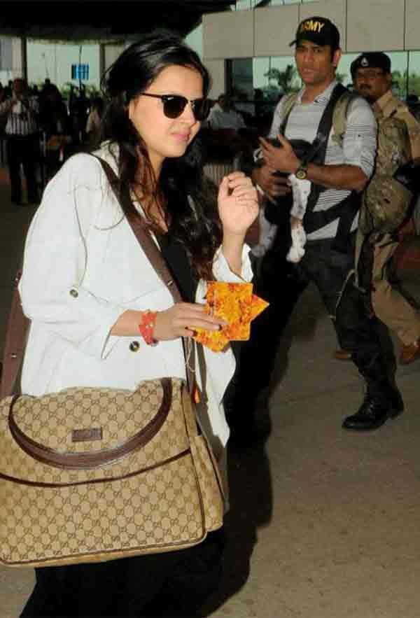ms dhoni, suresh raina, dhoni photos, ziva, dhoni daughter ziva, ms dhoni india, ziva photos, dhoni daughter ziva photos, cricket photos, sakshi dhoni, sakshi dhoni photos, sports photos, ziva dhoni