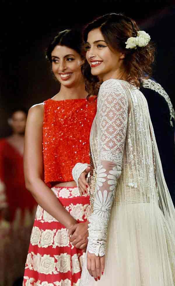 Amitabh Bachchan, Jaya Bachchan, Abhishek Bachchan, mijwan fashion show, mijwan fashion show 2015, annual mijwan fashion show, big b, amitabh bachchan on ramp, amirabh bachchan shweta nanda, abhishek bachchan on ramp, sonakshi sinha, shatrughan sinha, bachchans on ramp, shabana azmi, sonam kapoor, anil kapoor, farhan akhtar, javed akhtar, ramp wald, celebrities ramp walk