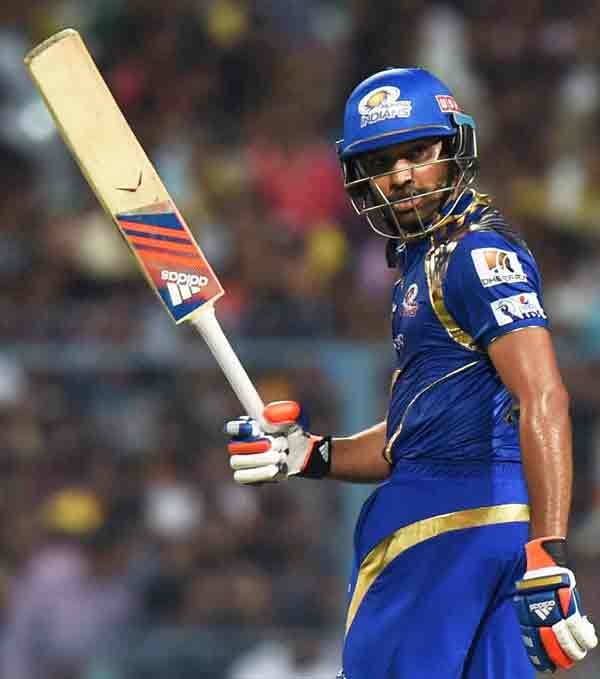 KKR vs MI: कोलकाता के ईडन गार्डंस मैदान पर बुधवार को खेले गए आईपीएल 8 के पहले मैच में कोलकाता नाइट राइडर्स के खिलाफ अर्द्धशतकीय पारी खेलने के बाद बल्ला उठाकर दर्शकों का अभिवादन स्वीकार करते मुंबई इंडियंस के कप्तान रोहित शर्मा। उन्होंने 65 गेंदों में 12 चौके और 4 छक्के की मदद से नाबाद 98 रनों की पारी खेली। (स्रोत-पीटीआई)