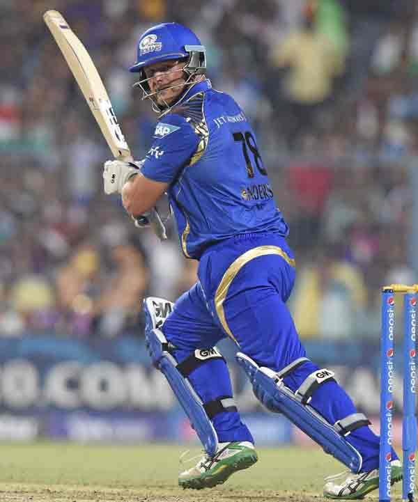 KKR vs MI: कोलकाता के ईडन गार्डंस मैदान पर बुधवार को खेले गए आईपीएल 8 के पहले मैच में कोलकाता नाइट राइडर्स के खिलाफ शॉट खेलते मुंबई इंडियंस के कोरी एंडरसन। उन्होंने 41 गेंदों में 4 चौके और 3 छक्के की मदद से नाबाद 55 रनों की पारी खेली। (स्रोत-पीटीआई)