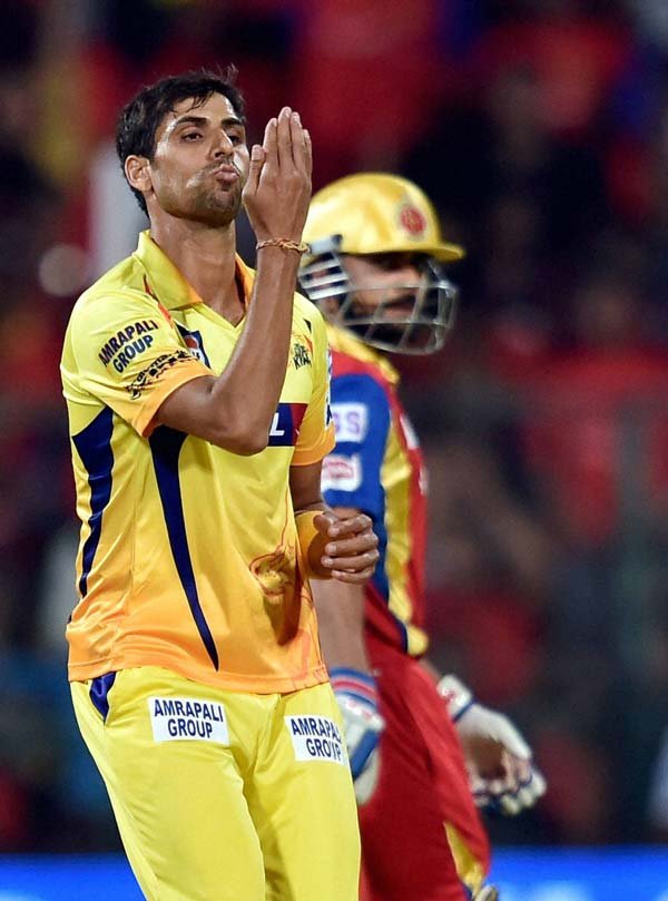 Suresh Raina, Ashish Nehra, Chennai Super Kings, Royal Challengers Bangalore, RCB vs CSK, IPL 2015, IPL Gallery, IPL Match