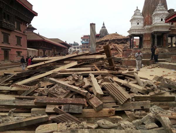 नेपाल में भूकंप से आई त्रासदी का भयावह नज़ारा। (फ़ोटो-एपी)