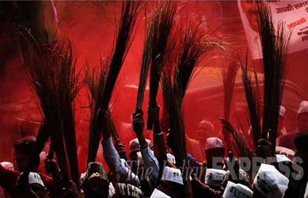aap, aap leaders suspended, aam aadmi party, yogendra yadav, prashant bhushan, rakesh sinha, vishal sharma lathe, delhi political parties, delhi political crisis, india political news