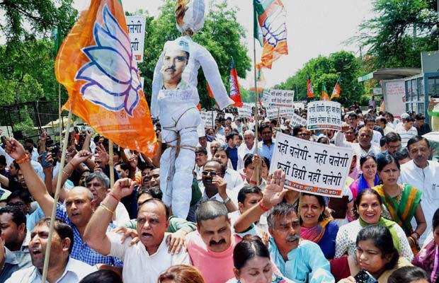 डिग्री विवाद: भाजपा समर्थकों का प्रदर्शन, ‘आप’ मंत्री तोमर की बर्खास्तगी की मांग