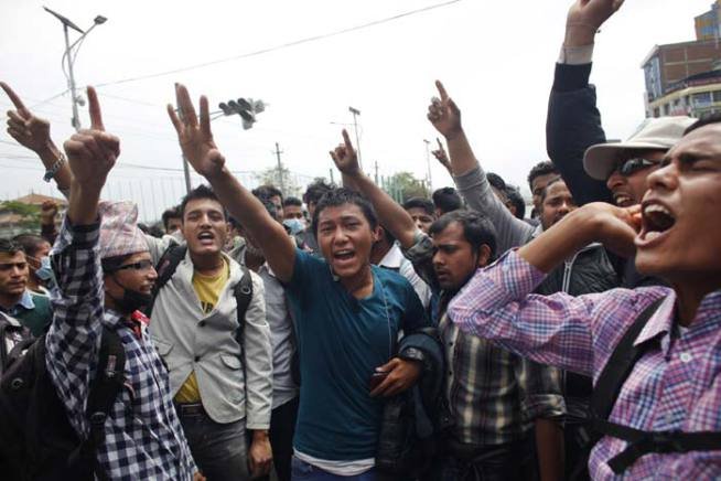 नेपाल में विनाशकारी भूकम्प आने के चार दिन बाद खाने पीने की चीजों और पानी के लिए लोग सड़कों पर प्रदर्शन कर रहे हैं। नेपाल के प्रधानमंत्री सुशील कोइराला को राहत शिविरों में लोगों के विरोध का सामना करना पड़ा। भूकम्प से अब तक छह हजार से अधिक लोग मारे जा चुके हैं। (फोटो: एपी)