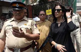 Shobhaa De, SHobha de, Shobhaa De marathi movies, Shobhaa De Tweets, Shobhaa De SHiv Sena, Shobhaa De marathi, Marathi multiplex row, marathi multiplex movie row, Aam Aadmi Party, AAP, Mumbai News