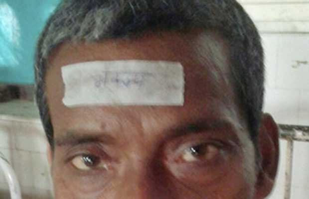 ‘भूकंप’ पीड़ितों के साथ शर्मनाक हरकत: माथे पर चिपकाया स्टीकर