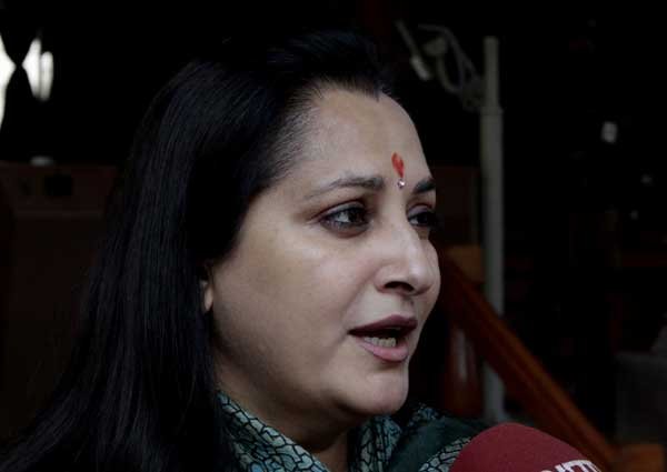 इस फिल्म के लिए जयाप्रदा को पारश्रमिक के रूप में महज 10 रुपये प्राप्त हुये, लेकिन उनके तीन मिनट के नृत्य को देखकर दक्षिण भारत के कई फिल्म निर्माता-निर्देशक काफी प्रभावित हुये और उनसे अपनी फिल्मों में काम करने की पेशकश की जिसे उन्होंने स्वीकार कर लिया। (एक्सप्रेस फोटो)