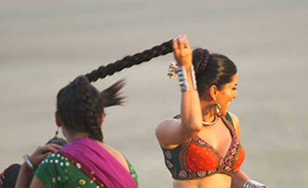 सनी लियोन के फैन्स इस फिल्म को हिट बनाने में जुटे हुए हैं। इसी हफ्ते रिलीज़ हुई 'लीला' की कमायी को देखकर तो यही लग रहा है कि जल्द ही यह कई रिकॉर्ड्स तोड़ देगी। (फोटो: बॉलीवुड हंगामा)