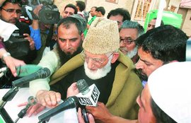 geelani, syed ali shah geelani, masarat alam, geelani house arrest, mufti, cm mufti, syed ali shah geelani house arrest, masarat alam house arrest, masarat alam arrested, pakistan flag, pakistan flag, pak flag, jk, jk govt, kashmir, srinagar, india news, kashmir news