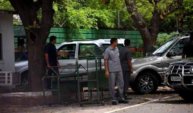 गहरे रंग की शर्ट पहने और अपनी गाड़ी की पिछली सीट पर बैठे राहुल के सुरक्षाकर्मी उनके साथ थे और वहां इंतजार कर रहे मीडियाकर्मियों से कोई बात किये बिना राहुल सीधे घर के अंदर चले गये । (एक्सप्रेस फोटो: ओएनम आनंद)