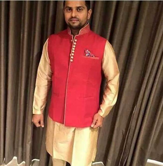 मध्यक्रम के इस बल्लेबाज की शादी की खबरें विश्वकप टूर्नामेंट के दौरान ही आनी शुरू हो गयीं थीं। विश्वकप के सेमीफाइनल में हारने के बाद 28 वर्षीय रैना गत सप्ताह ही अपनी टीम के साथ आस्ट्रेलिया से लौटे हैं। (फोटो स्रोत: ट्विटर)