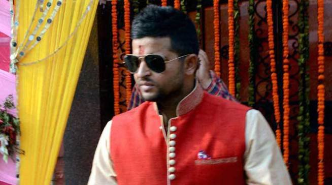 रैना की सगाई उनकी मां की दोस्त की लड़की प्रियंका से बुधवार को एक सादे समारोह में हुयी। प्रियंका नीदरलैंड के एक बैंक में अधिकारी के तौर पर कार्यरत हैं। मीडिया में आ रही रिपोर्ट के अनुसार, रैना की शादी आगामी शुक्रवार को दिल्ली के लीला पैलेस होटल में होगी। (फोटो: भाषा)