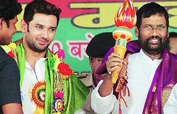 जनता परिवार के विलय पर बोले पासवान: ‘दिल तो मिलते नहीं, दल का विलय कर लिया’