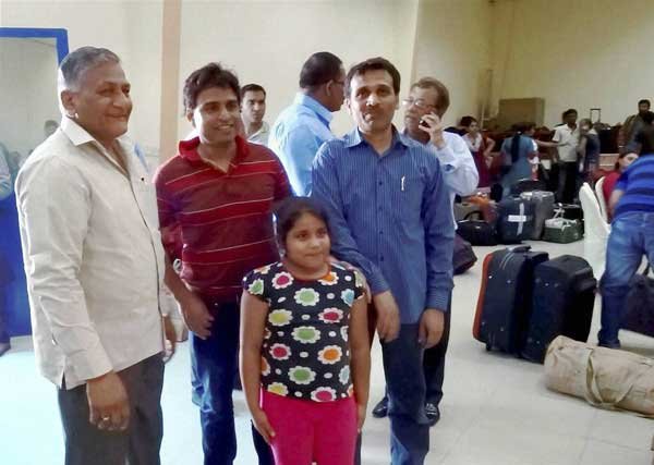 इस बीच, केंद्रीय रेलवे ने इन लोगों को उनके गृह नगरों तक पहुंचने के लिए मुफ्त यात्रा सुविधा प्रदान करने की पेशकश की है। विमान के सह पायलट विंग कमांडर विक्रम एबी ने बताया कि बचाव अभियान बेहद मुश्किल था क्योंकि भारतीय वायुसेना के पास विस्तृत ब्यौरा उपलब्ध नहीं था। एबी ने बताया कि विमान के चालक दल को बचाव अभियान के बारे में 30 मार्च को बताया गया और विमान ने कल भारत से उड़ान भरी थी। (फोटो: भाषा)