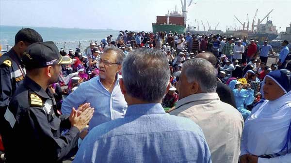 इस बीच, केंद्रीय रेलवे ने इन लोगों को उनके गृह नगरों तक पहुंचने के लिए मुफ्त यात्रा सुविधा प्रदान करने की पेशकश की है। विमान के सह पायलट विंग कमांडर विक्रम एबी ने बताया कि बचाव अभियान बेहद मुश्किल था क्योंकि भारतीय वायुसेना के पास विस्तृत ब्यौरा उपलब्ध नहीं था। एबी ने बताया कि विमान के चालक दल को बचाव अभियान के बारे में 30 मार्च को बताया गया और विमान ने कल भारत से उड़ान भरी थी। (फोटो: भाषा)
