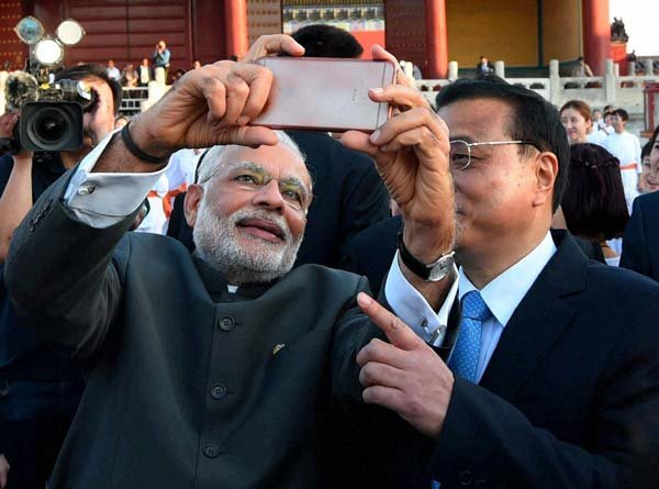 नरेंद्र मोदी, नरेंद्र मोदी की सेल्फी, नरेंद्र मोदी सेल्फी, ली क्विंग, नरेंद्र मोदी सेल्फी ली क्विंग, प्रधानमंत्री नरेंद्र मोदी सेल्फी चीनी प्रधानमंत्री ली क्विंग, नरेंद्र मोदी चीन में, नरेंद्र मोदी का चीन दौरा, टेंपल ऑफ हेवेन, Narendra Modi, Prime Minister Narendra Modi, Li Keqiang, Chinese Premier Li Keqiang, Narendra Modi Selfie Li Keqiang, Narendra Modi Take Selfie, Modi Selfie Li Keqiang, Modi Selfie With Li Keqiang, Narendra Modi Selfie Photo, Narendra Modi China Visit, Modi in China, Modi China Visit, Narendra Modi News