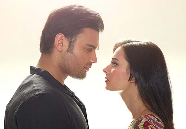 Ishqedarriyaan, Ishqedarriyaan movie review, Ishqedarriyaan review, Ishqedarriyaan film review, Ishqedarriyaan movie, movie review, review, film review, Mahakshay Chakraborty, Evelyn Sharma, Kavin Dave, Mohit Dutta, Suhasini Mulay, V K Prakash, entertainment news