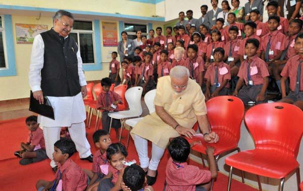नरेंद्र मोदी, दंतेवाड़ा, दंतेवाड़ा नक्सली हमला, नरेंद्र मोदी छात्र बातचीत, दंतेवाड़ा में नरेंद्र मोदी, नक्सली हमला, नरेंद्र मोदी दंतेवाड़ा, मोदी दंतेवाड़ा रैली, प्रधानमंत्री नरेंद्र मोदी, प्रधानमंत्री दंतेवाड़ा में, Narendra Modi, Dantewada, Narendra Modi Dantewada, Saksham Education City, Modi Talks Students, Livelihood College, Modi Meet Student, Modi Dantewada Visit, Modi in Dantewada, Dantewada News, Naxal in Dantewada, Modi In Chhattisgarh, Chhattisgarh News